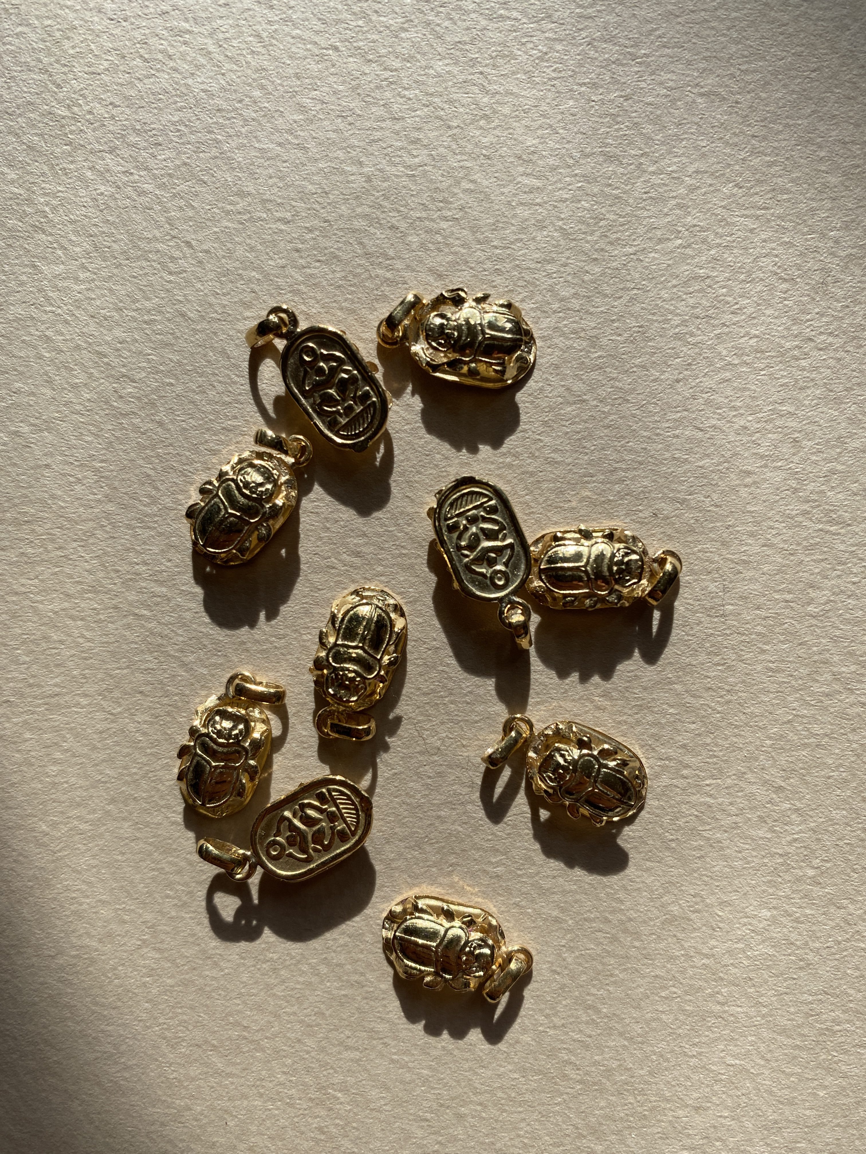 Bijoux charms scarabée égyptien or 18 carats